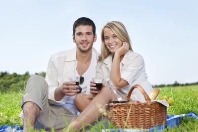 Couple avec du vin sur pique-nique romantique