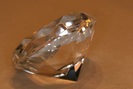 Evaluer la qualité du diamant Grâce à des tests de gemmologie.