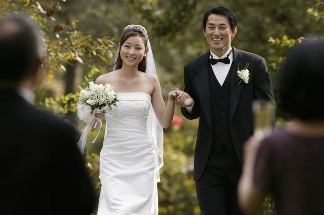 Une jeune mariée et le marié se marient Dans un lieu de mariage en plein air.