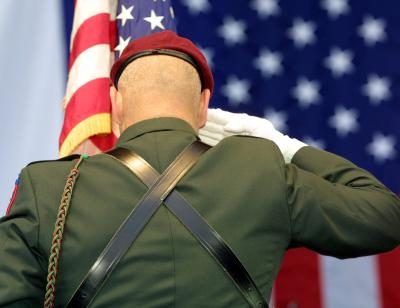Armée US Airborne Ranger saluant le drapeau