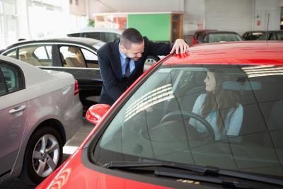 Directeurs des ventes automobiles supervisent un concessionnaire's sales team