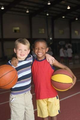 les joueurs de basket-ball des jeunes sont désireux d'apprendre comment jouer.