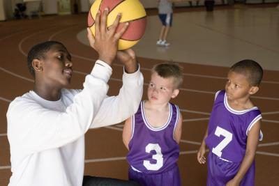 l'enseignement de l'entraîneur enfant à tirer le basket-ball