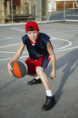 Kid dribble de basket-ball