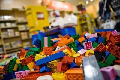 Blocs LEGO sur le plancher de magasin