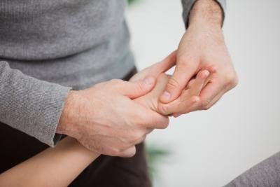 Une fracture du poignet provoque parfois un mouvement limité dans le poignet, la main, le pouce ou les doigts.