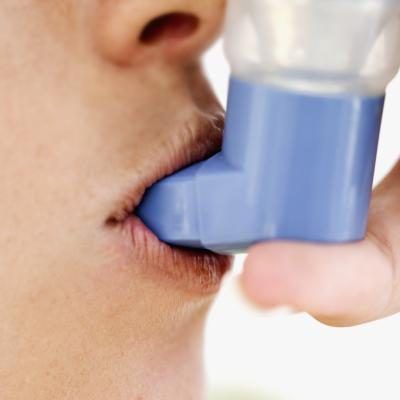 Les enfants qui ont RSV ou d'asthme peuvent être traités avec des corticoïdes qui sont livrés via un inhalateur ou un nébuliseur.