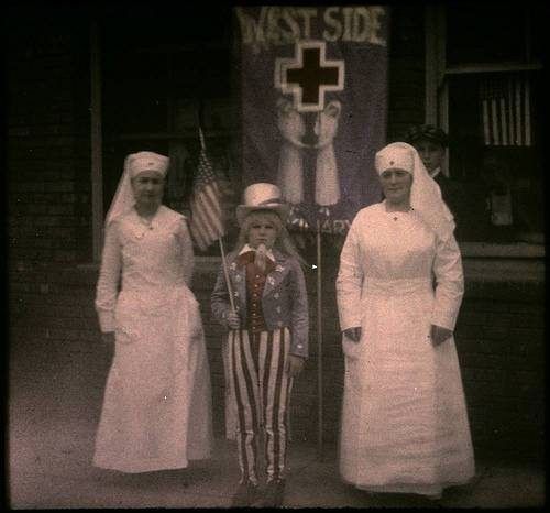 Deux infirmières Première Guerre mondiale et un enfant