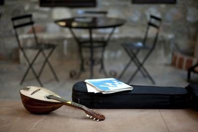 Instruments de musique sur une scène dans un café.