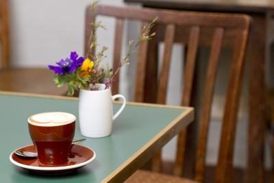 Une tasse de fleurs de printemps sur une table de café.