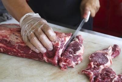 Deli couper de la viande travailleur