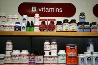 Bouteilles de vitamines B dans un magasin d'alimentation de santé