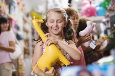 Les filles choisissent des jouets dans un magasin de jouets.