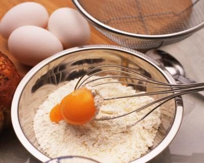 La farine et l'œuf dans un bol