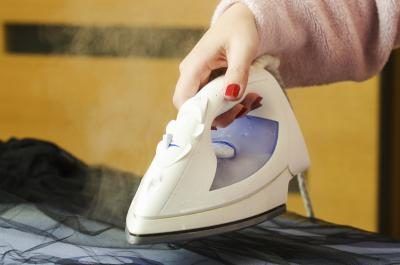 Un fer à repasser peut être utilisé à la vapeur des vêtements propres.