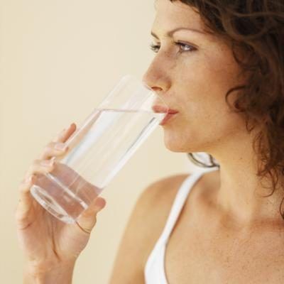 Femme buvant un verre d'eau