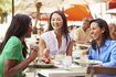 Groupe de Femmes partagent non rire pendant le déjeuner