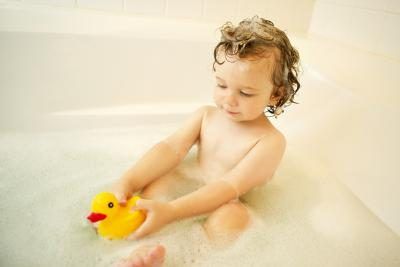 Donner à l'enfant un bain tiède