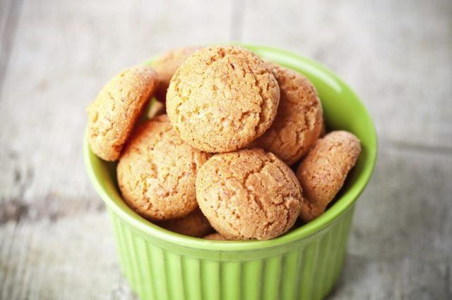 Un ramequin de mini biscuits aux amandes