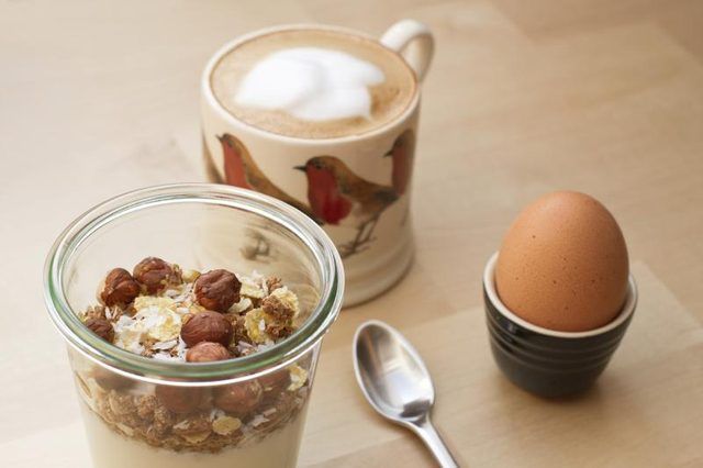 Un petit déjeuner sain avec du yaourt et un œuf