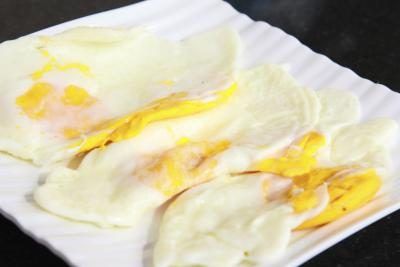 Les œufs sur le plat sur une assiette blanche