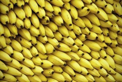 Une grande pile de bananes à un marché