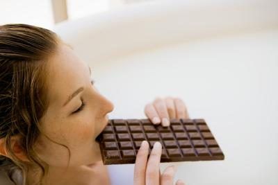 femme, manger, barre de chocolat