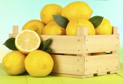 Une caisse pleine de citrons mûrs