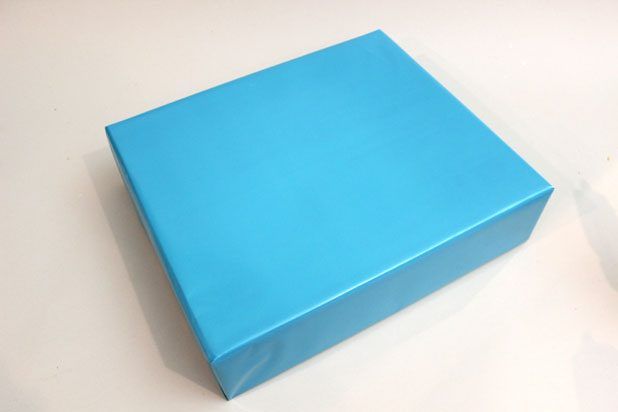 Enveloppez votre cadeau dans du papier bleu clair.