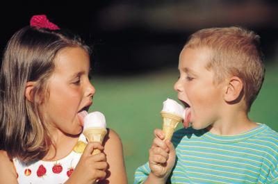 La crème glacée est un grand plaisir de la sueur pour une chaude journée d'été.