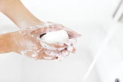 Évitez d'utiliser du savon quand on souffre douleur labiale.