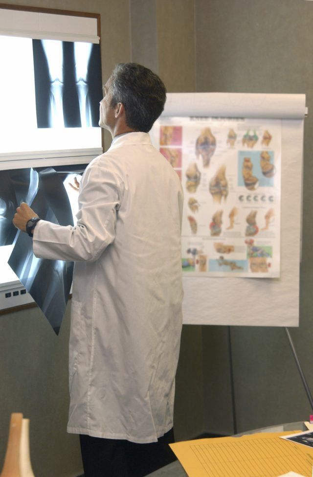 Un médecin analyse d'une radiographie.