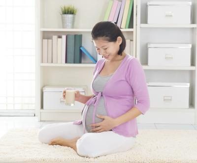 Une femme enceinte de lait de soja potable