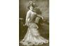 La longue robe victorienne était très populaire dans le milieu à la fin du 19ème siècle.