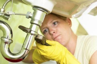 Une bonne ménagère a maîtrisé les compétences de base de bricoleur et peut effectuer des réparations mineures sur les appareils ménagers