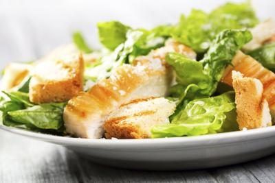 Salade César au poulet sain avec du poulet grillé.