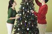 Couple décorer l'arbre de Noël