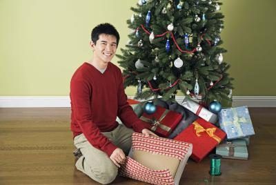 Homme chinois avec des cadeaux de Noël