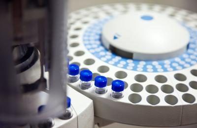 Les flacons avec des échantillons sont insérés dans un chromatographe en phase de test.
