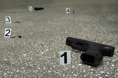 Des fusils et des balles sur les lieux d'un crime.