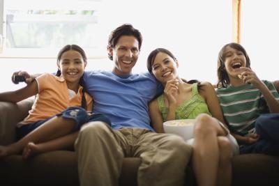 Famille soirée cinéma ou les jeux sur consoles électroniques peuvent rassembler tout le monde et de créer un sujet de discussion commun.
