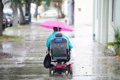 Lié en fauteuil roulant femme chevauchant maison à Miami, en Floride.