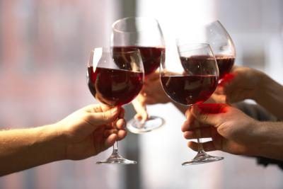 Verres à vin pour le vin rouge sont plus grandes que celles pour le vin blanc.