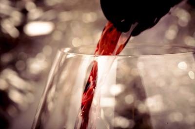 Une bouteille de vin rouge 750 millilitres donne deux verres et demi.