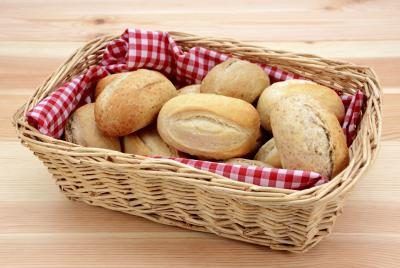 Petits pains croustillants dans un panier à pain.