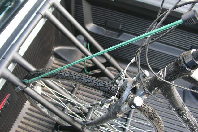 Bike fixé dans le rack avec cordon élastique.