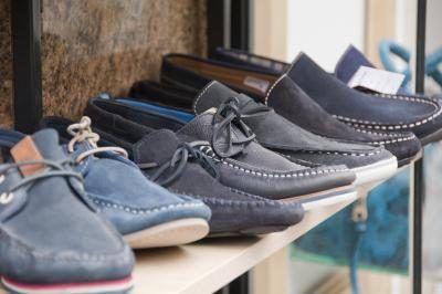 Hommes chaussures sur le plateau du magasin