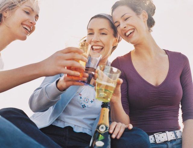 Femmes à l'honneur avec un toast de champagne.