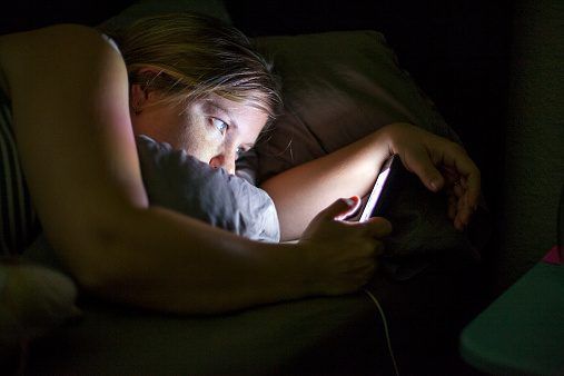 En regardant votre téléphone avant le coucher pourrait nuire à votre sommeil.