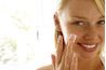 Appliquez votre crème contour des yeux avec un massage doux qui réduit les poches.